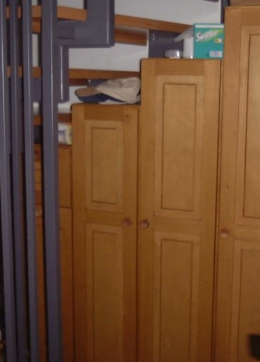 Schuhschrank unter Treppe eingepasst