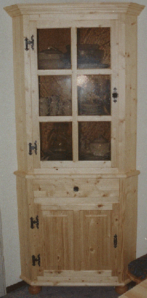 Eckvitrine aus Tanne und Fichte